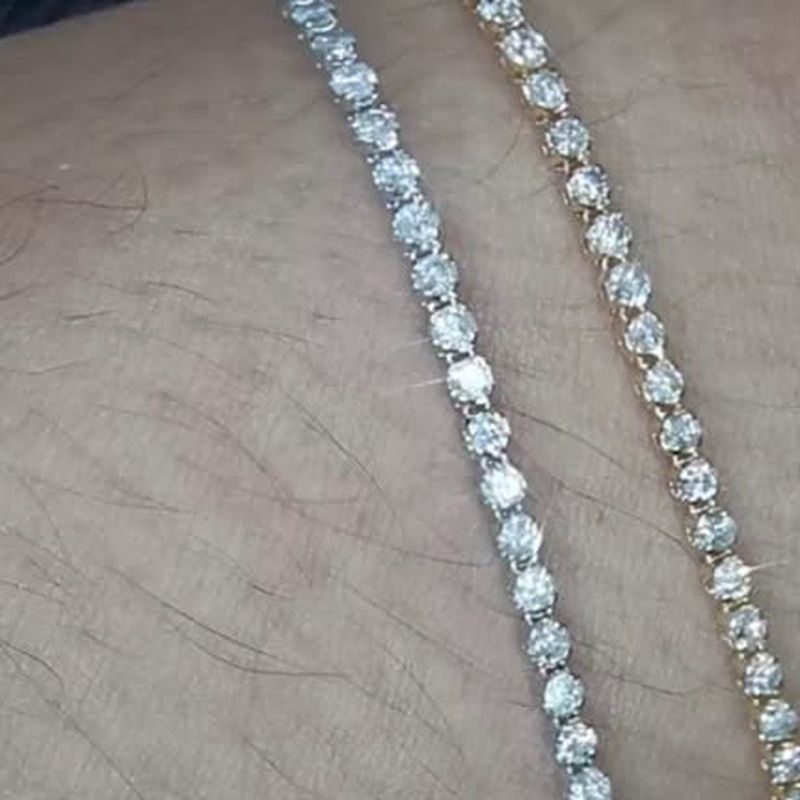 A diamond tennis bracelet in 18K Japan gold.